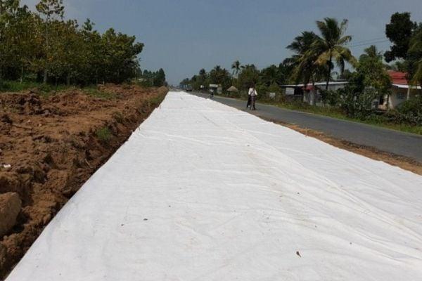 Ứng dụng vải địa kỹ thuật lọc nước trong việc cải tạo và xây dựng nền đường cao tốc, giúp thoát nước hiệu quả và tăng cường độ bền vững